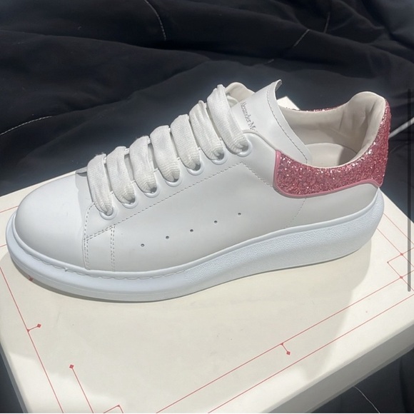 Alexander Mqueens - Picture 2 of 3